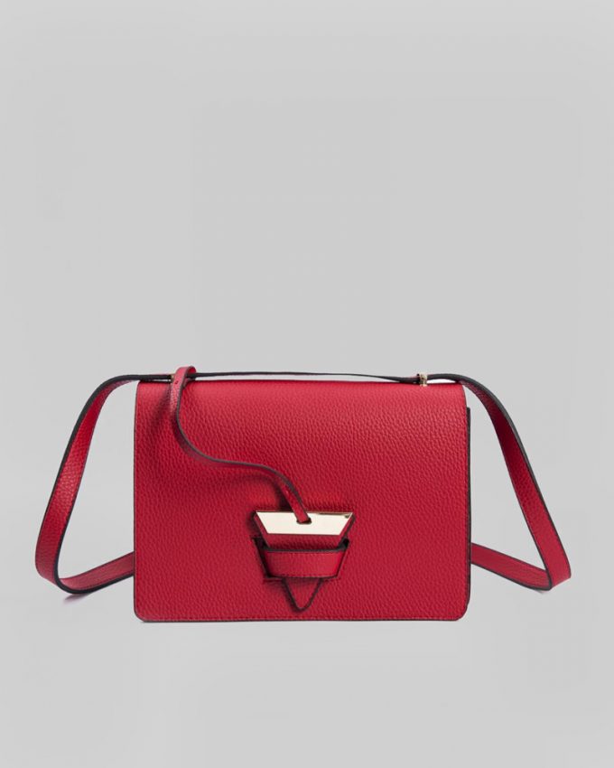 Γυναικεία κροκό τσάντα μεσαίου μεγέθους με χιαστί ρυθμιζόμενο λουράκι σε κόκκινο χρώμα με διακριτικό κούμπωμα μπροστά