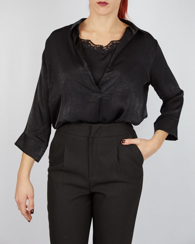 Γυναικεία μπλούζα τύπου πουκάμισο με δαντέλα και γυριστό γιακά μακρυμάνικη σε κλασσική γραμμή σε μαύρο χρώμα