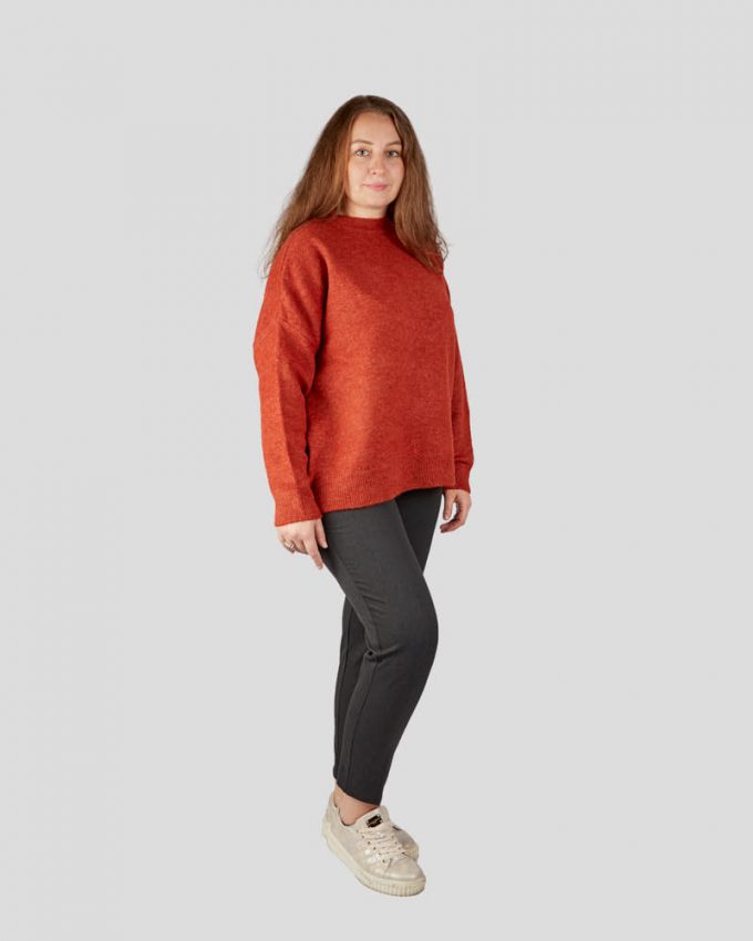 Γυναικείο oversized πουλόβερ με μακρύ μανίκι πολύ ζεστό και πρακτικό σε φαρδιά και άνετη γραμμή σε κεραμιδί χρώμα