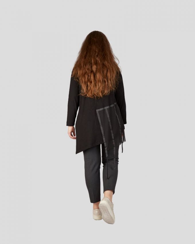 Γυναικεία μακριά μαύρη μπλούζα με μακριές λωρίδες υφάσματος χυτή πολύ άνετη με συνδυασμό σχημάτων και υφασμάτων