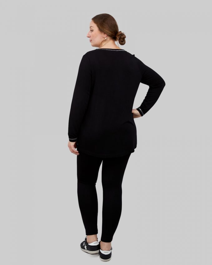 Γυναικεία μπλούζα με μακρύ μανίκι με συνδυασμό υφασμάτων σε μαύρο χρώμα και τελείωμα σε λευκό σε μεγάλα μεγέθη