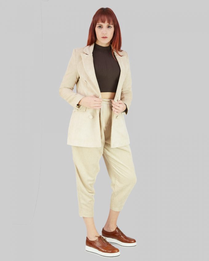 Γυναικείο κοτλέ σακάκι με μακριά μανίκια και γιακά σε μπεζ χρώμα πολύ άνετο με τέλεια εφαρμογή και σχέδιο τσέπες