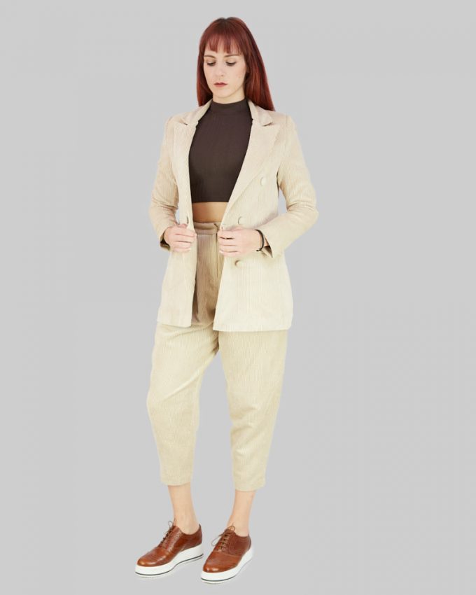 Γυναικείο κοτλέ σακάκι με μακριά μανίκια και γιακά σε μπεζ χρώμα πολύ άνετο με τέλεια εφαρμογή και σχέδιο τσέπες