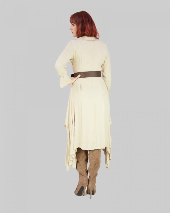 Ασύμμετρο γυναικείο φόρεμα με μακρύ μανίκι και μάκρος μέχρι τον αστράγαλο σε μπεζ ανοιχτό χρώμα και ζώνη