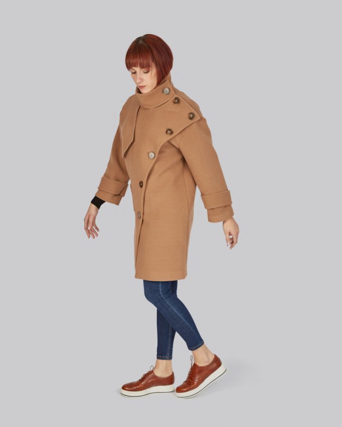 Γυναικείο παλτό με κουμπιά και ψηλό γιακά σε απλή γραμμή σε κάμελ χρώμα και διακοσμητικές τσέπες