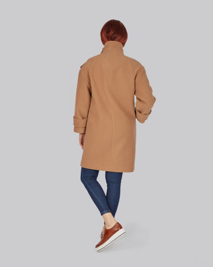 Γυναικείο παλτό με κουμπιά και ψηλό γιακά σε απλή γραμμή σε κάμελ χρώμα και διακοσμητικές τσέπες