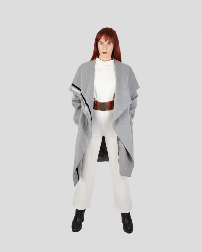 Γυναικείο παλτό oversized μέχρι το γόνατο με απλικέ σε γκρι χρώμα και ζώνη υφασμάτινη για την μέση και σχέδιο ρίγες