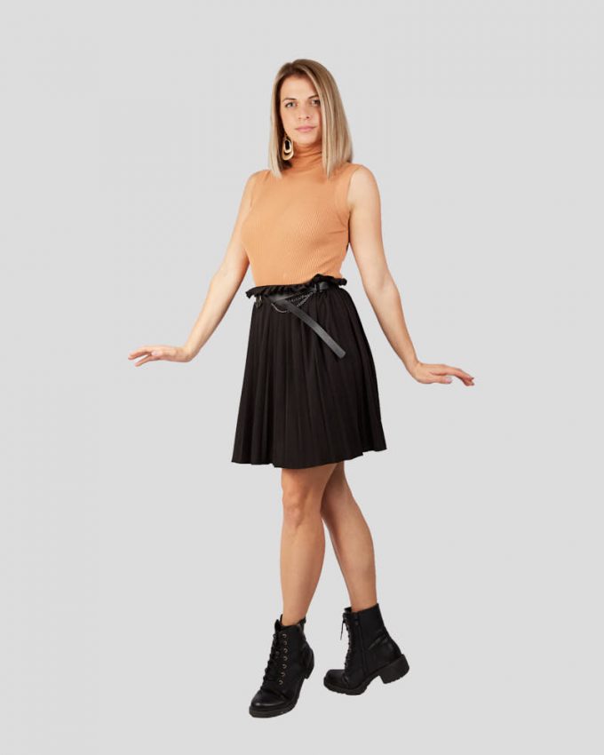 Γυναικεία πλισέ φούστα μίνι σε φαρδιά γραμμή πολύ άνετη σε μαύρο χρώμα και ζώνη δερμάτινη λεπτή σε μαύρο χρώμα