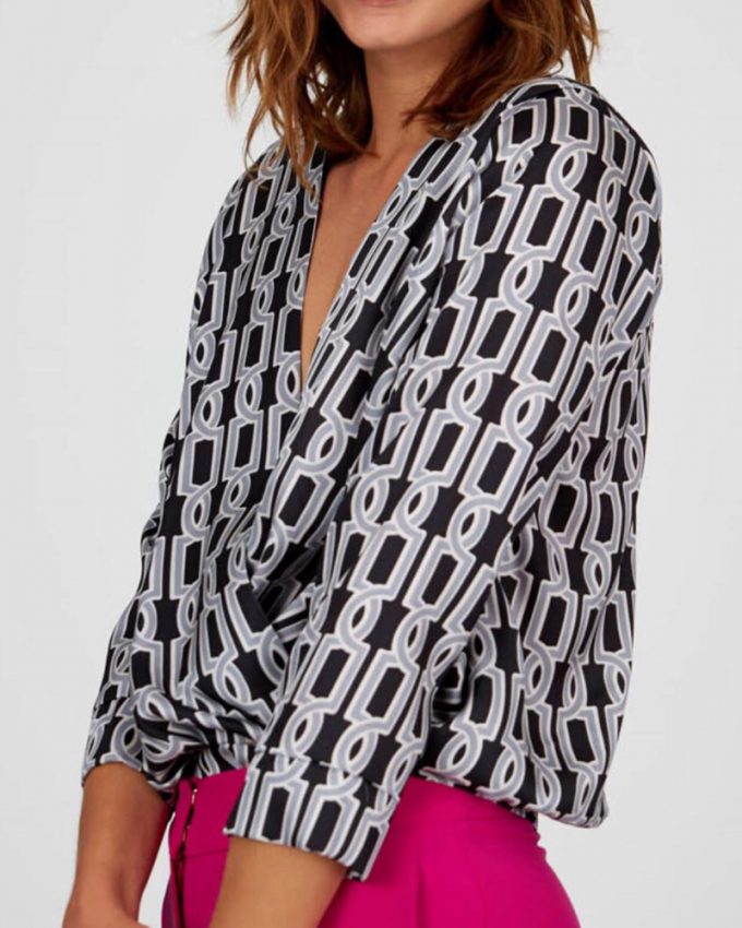 Γυναικείο πουκάμισο κρουαζέ με μανίκια σε εμπριμέ σχέδιο με V σε απλή κλασσική γραμμή πολύ άνετο και πρακτικό