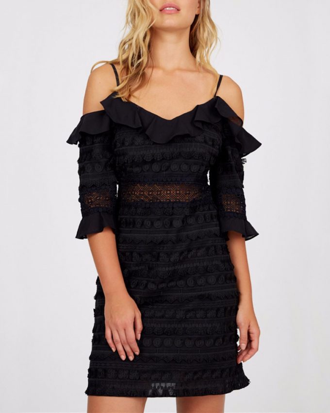 Γυναικείο αμπιγέ μίνι φόρεμα σε στενή γραμμή σε μαύρο με δαντέλα και άνοιγμα στους ώμους ιδανικό για βραδινές εμφανίσεις