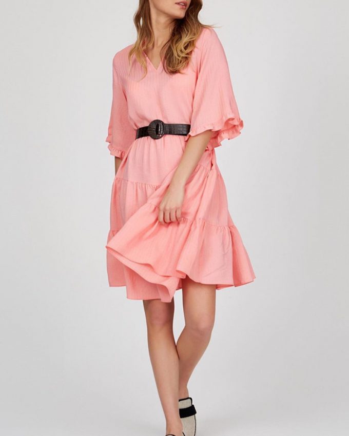 Γυναικείο χυτό φόρεμα μέχρι το γόνατο με μανίκι τρία τέταρτα σε ροζ χρώμα αέρινο πολύ άνετο σε απλή γραμμή χωρίς σχέδιο