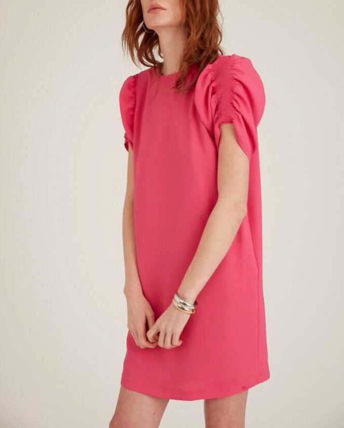 Γυναικείο μίνι φόρεμα σε ίσια γραμμή με σούρες στα μανίκια σε έντονο ροζ χρώμα σε ωραία γραμμή που εφαρμόζει τέλεια