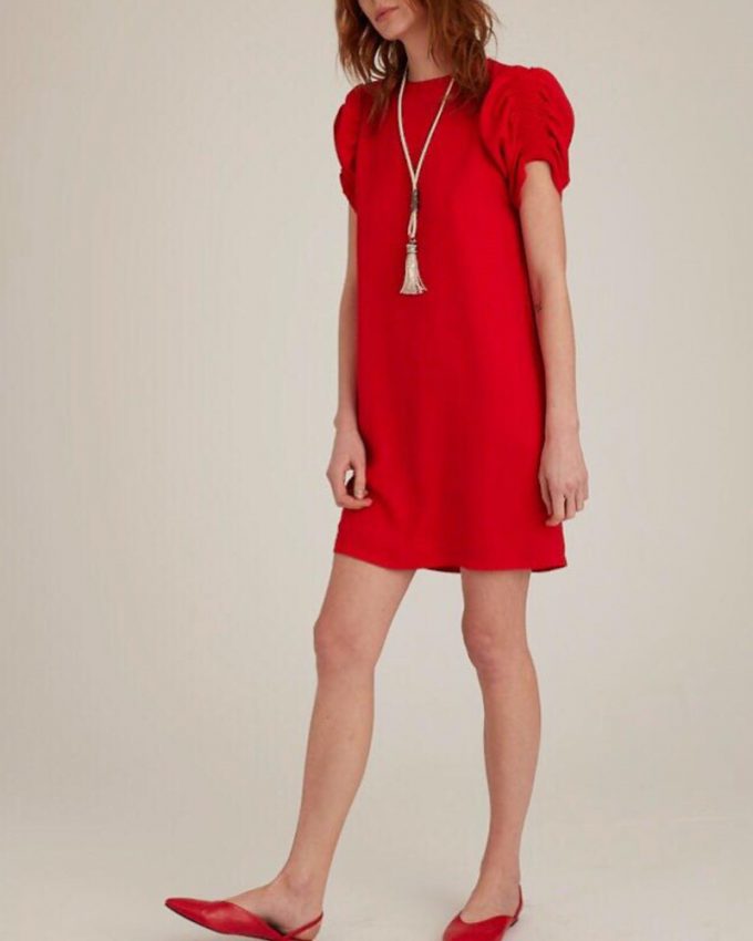 Γυναικείο μίνι φόρεμα σε ίσια γραμμή με σούρες στα μανίκια σε κόκκινο χρώμα σε ωραία γραμμή που εφαρμόζει τέλεια