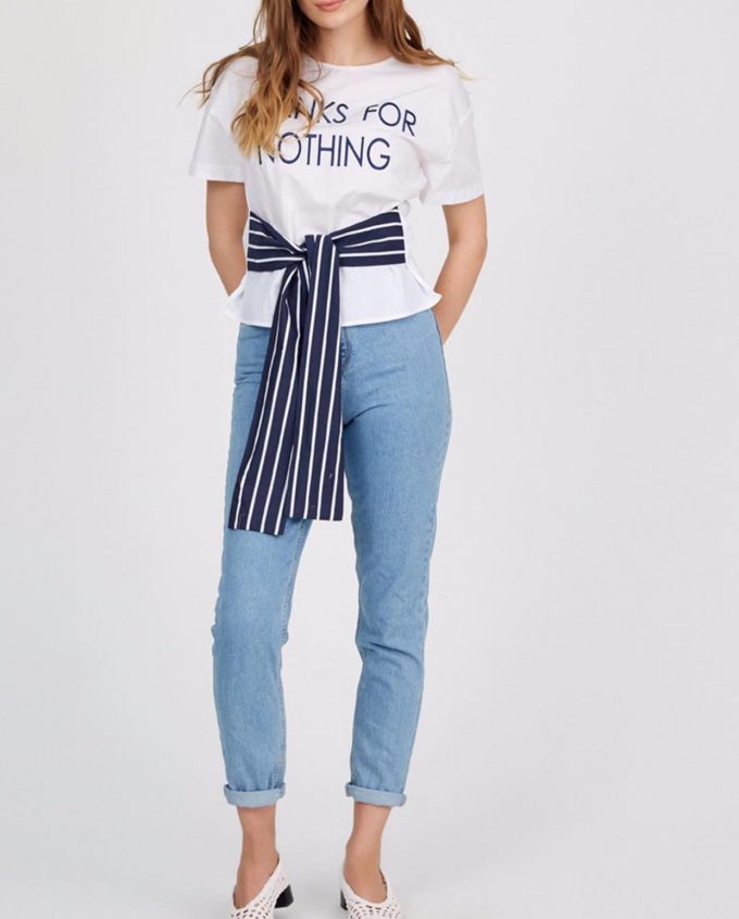 Γυναικεία κοντομάνικη μπλούζα με δέσιμο στο μπροστινό μέρος και σχέδιο γράμματα σε άσπρο χρώμα πολύ άνετη