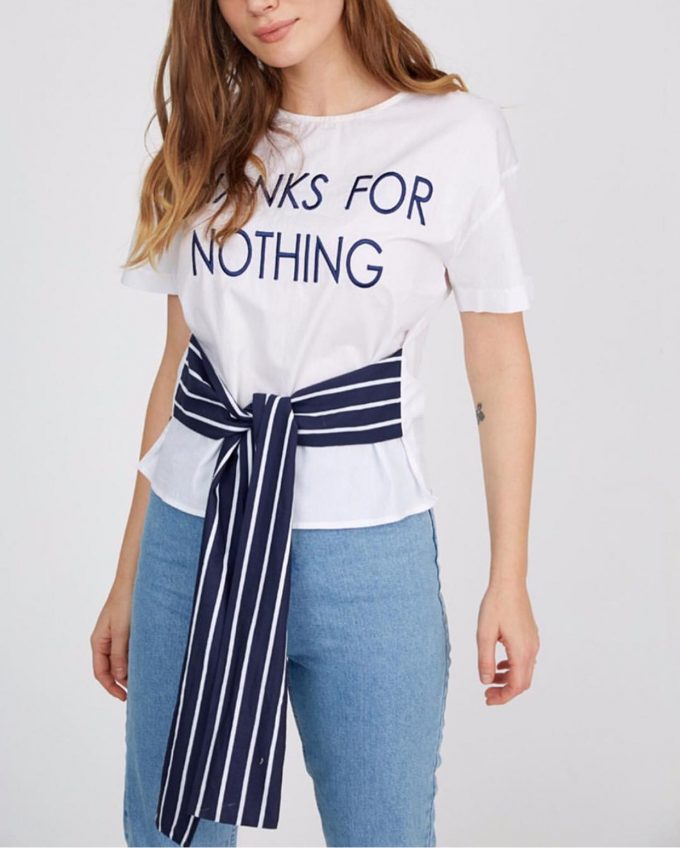 Γυναικεία κοντομάνικη μπλούζα με δέσιμο στο μπροστινό μέρος και σχέδιο γράμματα σε άσπρο χρώμα πολύ άνετη
