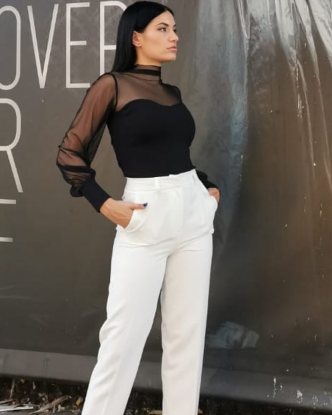 Γυναικείο παντελόνι σε ανδρική γραμμή με τσέπες σε λευκό χρώμα χωρίς σχέδια πολύ άνετο με τέλεια εφαρμογή