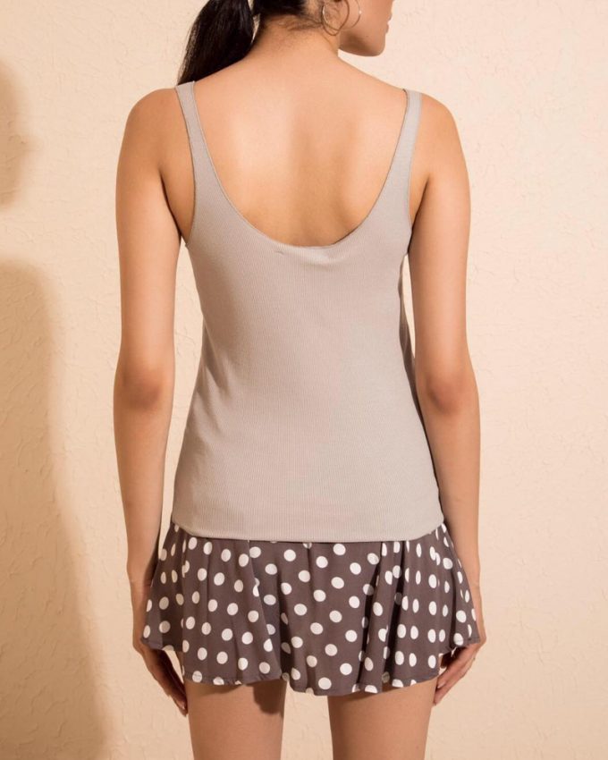Γυναικεία μονόχρωμη κολλητή μπλούζα με τιράντες σε μπεζ χρώμα πολύ άνετη και ελαστική με τέλεια εφαρμογή