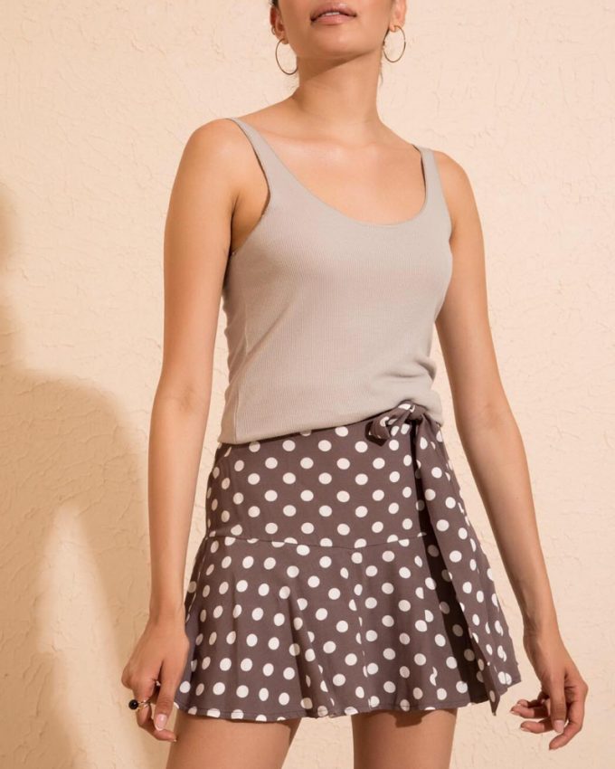 Γυναικεία μονόχρωμη κολλητή μπλούζα με τιράντες σε μπεζ χρώμα πολύ άνετη και ελαστική με τέλεια εφαρμογή