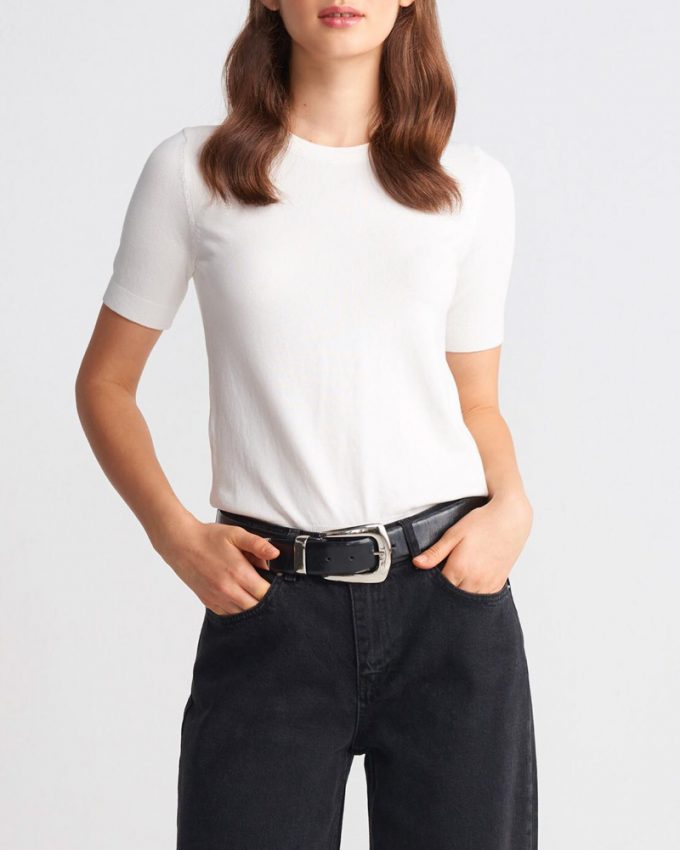 Γυναικεία πλεκτή κοντομάνικη μπλούζα T-shirt πολύ ζεστή άνετη και ελαστική σε απλή στενή γραμμή σε λευκό χρώμα