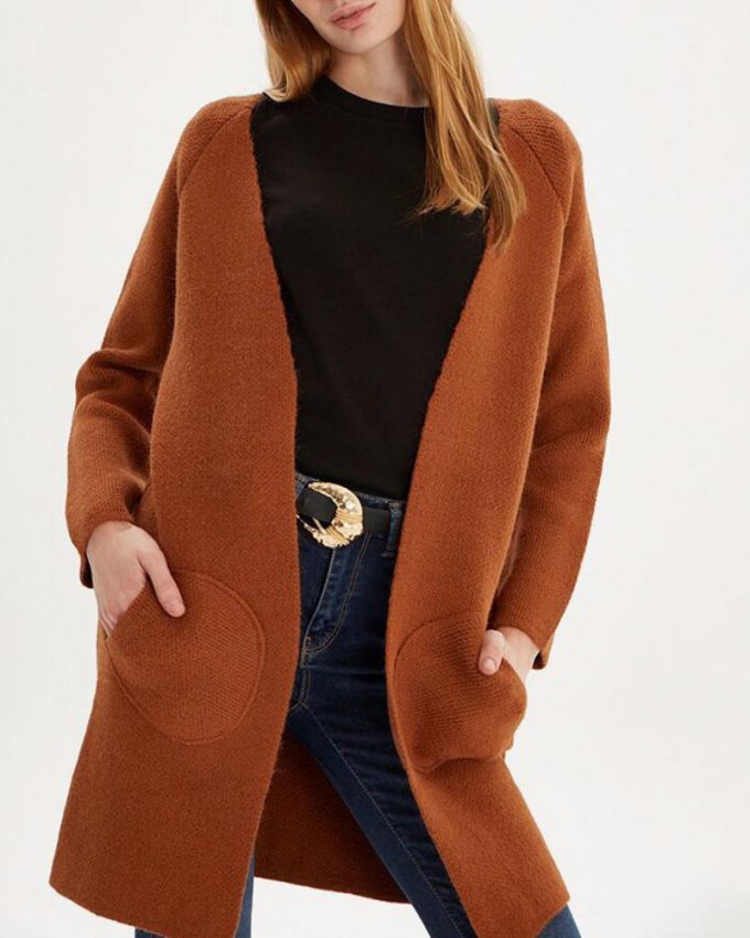Γυναικείο ζακέτα μακριά τύπου παλτό με γυριστό γιακά μπροστά και τσέπες σε καφέ μακρυμάνικο πολύ ζεστό και άνετο