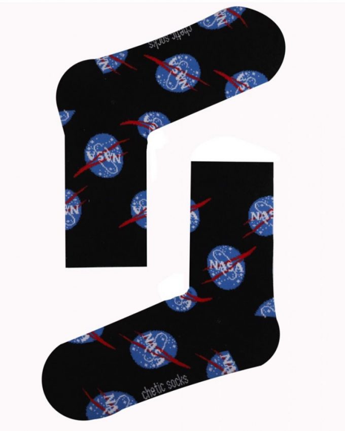 Γυναικείες βαμβακερές ψηλές κάλτσες άνετες σε μαύρο χρώμα με σχέδιο το σήμα της NASA σε μικρούς πλανήτες