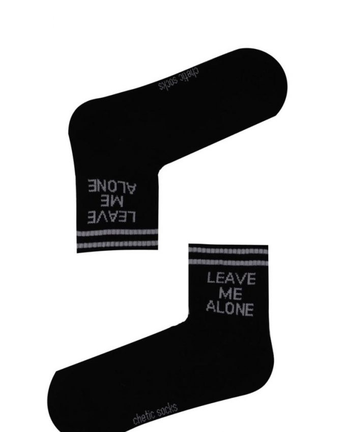 Γυναικείες βαμβακερές ημίκοντες αθλητικές κάλτσες πρακτικές και άνετες σε μαύρο χρώμα με σχέδιο φράση leave me alone
