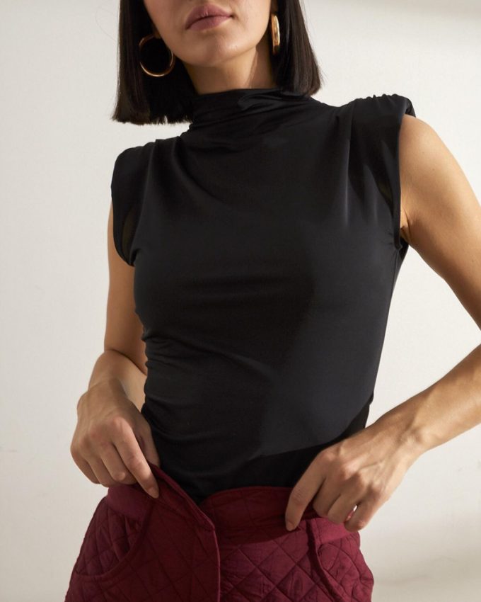 Γυναικεία κολλητή μονόχρωμη μπλούζα αμάνικη με βάτες πολύ ελαστική άνετη και πρακτική σε μαύρο χρώμα