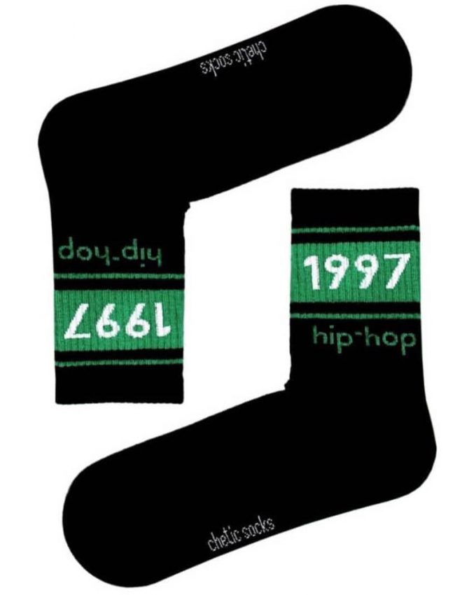 Γυναικείες αθλητικές βαμβακερές άνετες κάλτσες σε μαύρο χρώμα με σχέδιο 1997 hip hop σε πράσινο φόντο