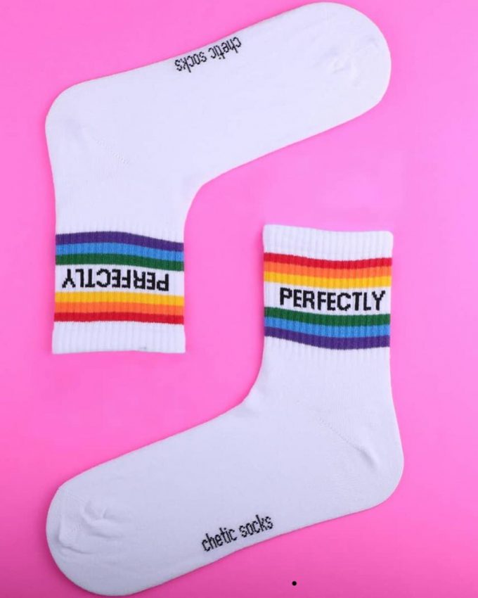 Γυναικείες ημίκοντες αθλητικές βαμβακερές άνετες κάλτσες σε άσπρο χρώμα με χρωματιστές ρίγες και φράση Perfectly