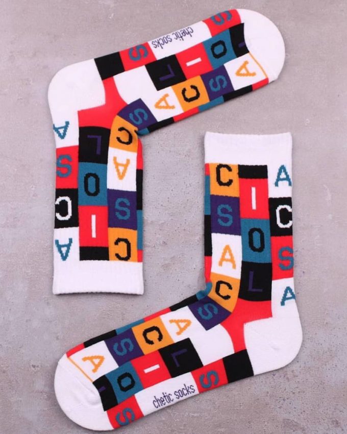 Γυναικείες ψηλές κάλτσες και λάστιχο βαμβακερές σε λευκό χρώμα με γράμματα και φόντο πολύχρωμα τετραγωνάκια
