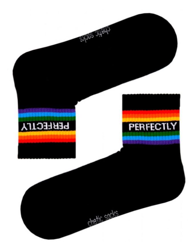 Γυναικείες ημίκοντες βαμβακερές άνετες κάλτσες σε μαύρο χρώμα με σχέδιο φράση Perfectly σε φόντο χρωματιστές ρίγες