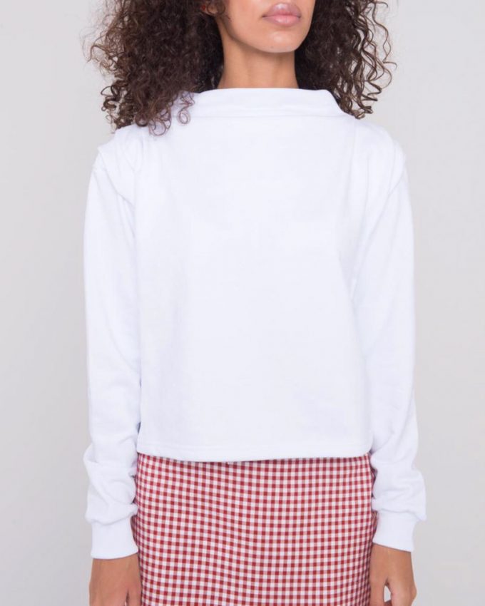 Γυναικείο φούτερ με σούρες στους ώμους όρθιο γιακά και λάστιχο στα μανίκια σε λευκό χρώμα και φαρδιά γραμμή