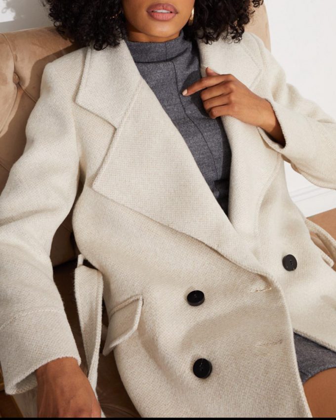 Γυναικείο παλτό με κουμπιά και ζώνη σε ζαχαρί χρώμα με κουμπιά πολύ άνετο και ζεστό σε κλασσική γραμμή