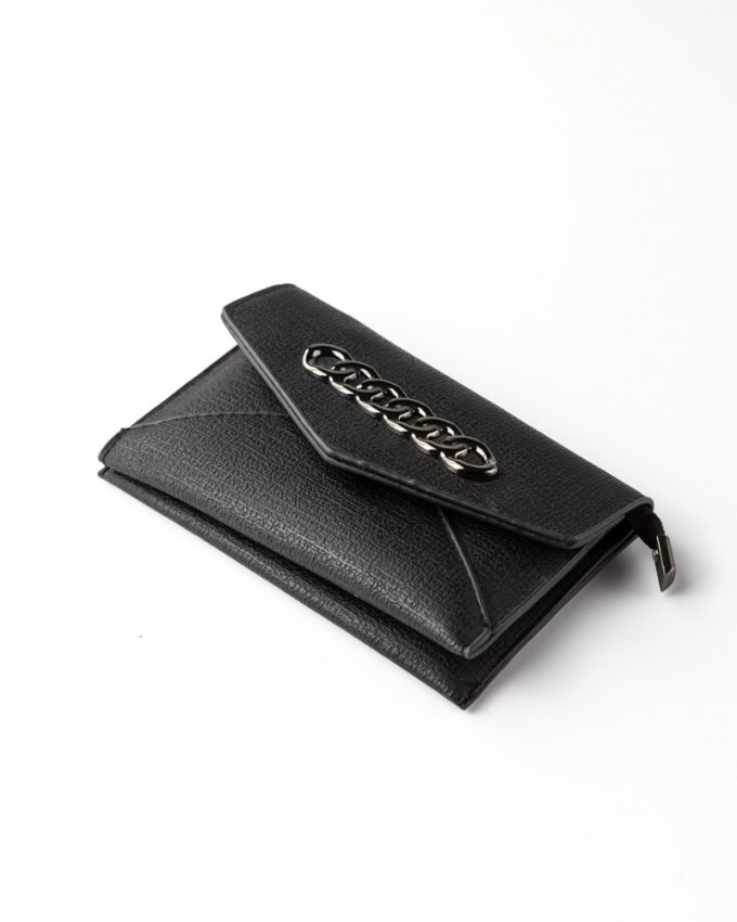 Γυναικείο πορτοφόλι μαύρο με μεταλλικό σχέδιο σε κλασσικό και σικ σχέδιο σε μεσαίο μέγεθος