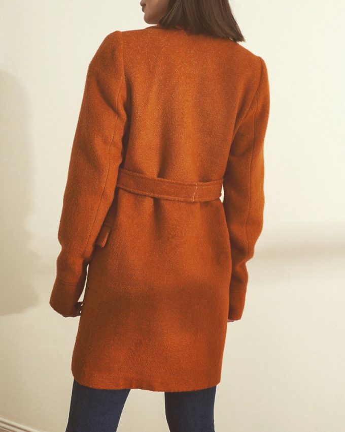 Γυναικείο χειμωνιάτικο παλτό με κουμπιά και υφασμάτινη ζώνη σε κεραμιδί χρώμα πολύ ζεστό και άνετο