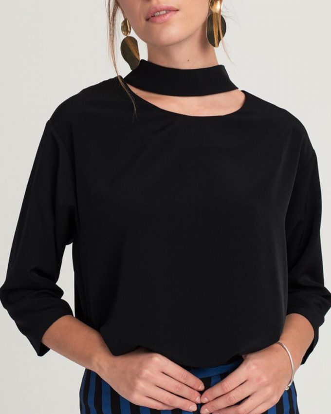 Γυναικεία μπλούζα με λεπτομέρεια στο λαιμό μακρυμάνικη με γιακά σε μαύρο χρώμα σε απλή αέρινη γραμμή
