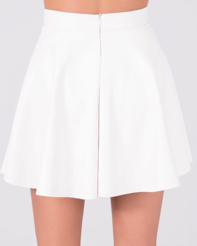 Γυναικεία μίνι φούστα με υφή δέρματος σε λευκό χρώμα πολύ άνετη και αέρινη ιδανική για όλες τις ώρες της ημέρας
