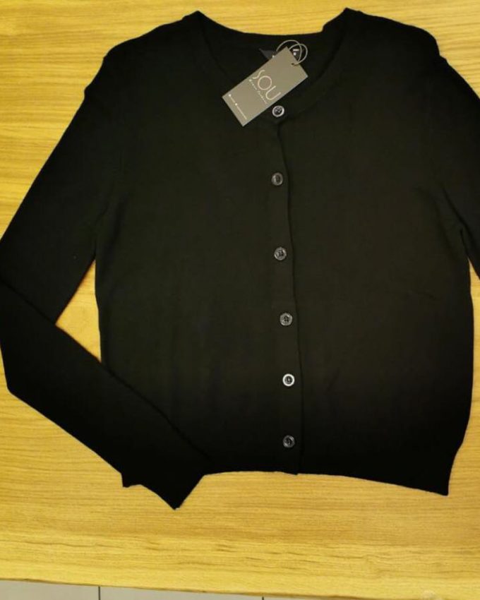 Γυναικεία πλεκτή ζακέτα με τσέπες και κουμπιά σε μαύρο χρώμα πολύ άνετη και πρακτική με μεγάλη ελαστικότητα