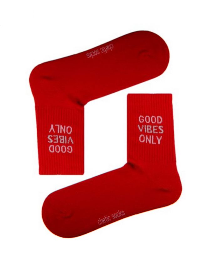 Γυναικείες αθλητικές βαμβακερές άνετες και πρακτικές κάλτσες σε κόκκινο χρώμα με σχέδιο φράση good vibes only