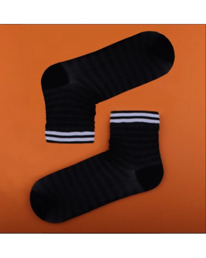 Γυναικείες ημίκοντες αθλητικές γυαλιστερές βαμβακερές άνετες και πρακτικές κάλτσες σε μαύρο χρώμα και δύο λευκές ρίγες