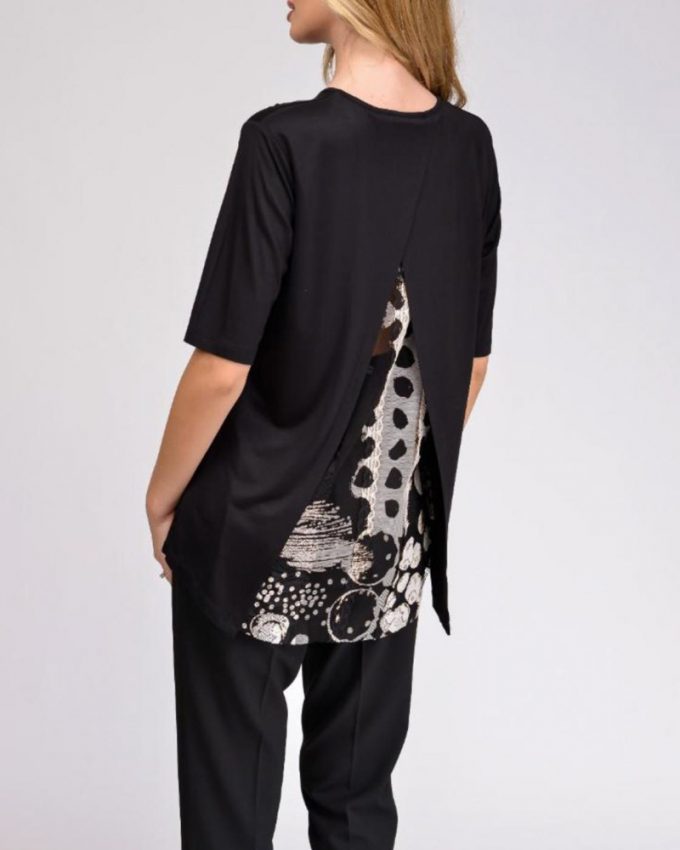 Γυναικεία κοντομάνικη μπλούζα με δαντέλα Bigsize σε μαύρο χρώμα με σχέδιο τσέπη μπροστά και ασπρόμαυρο σχέδιο πίσω