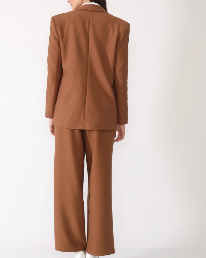 Γυναικείο σακάκι με μακριά μανίκια και γιακά σε κανελί χρώμα πολύ άνετο με τέλεια εφαρμογή και σχέδιο τσέπες