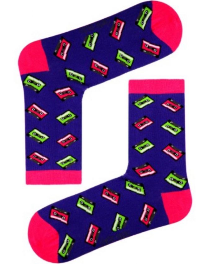 Γυναικείες ημίκοντες αθλητικές βαμβακερές άνετες κάλτσες σε συνδυασμό μοβ και ροζ χρώμα και σχέδιο κασέτες