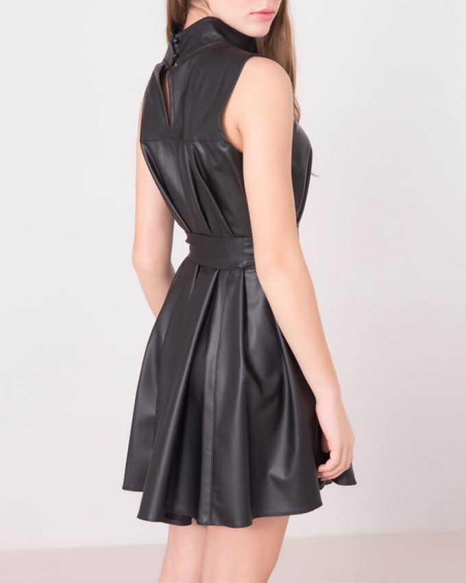 Γυναικείο μίνι φόρεμα σε φαρδιά άλφα γραμμή με ψηλό γιακά και όψη δέρματος και δερματίνη ζώνη σε μαύρο χρώμα