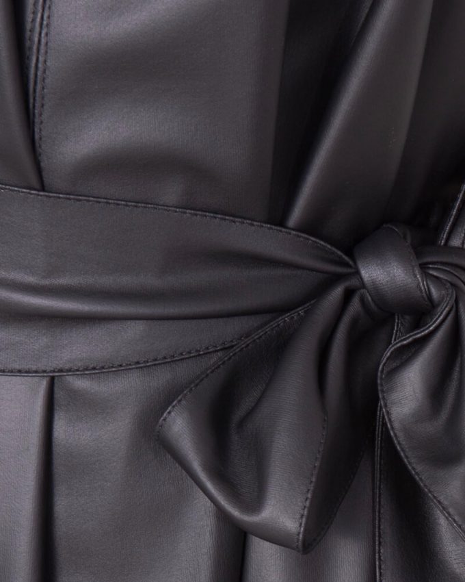 Γυναικείο μίνι φόρεμα σε φαρδιά άλφα γραμμή με ψηλό γιακά και όψη δέρματος και δερματίνη ζώνη σε μαύρο χρώμα