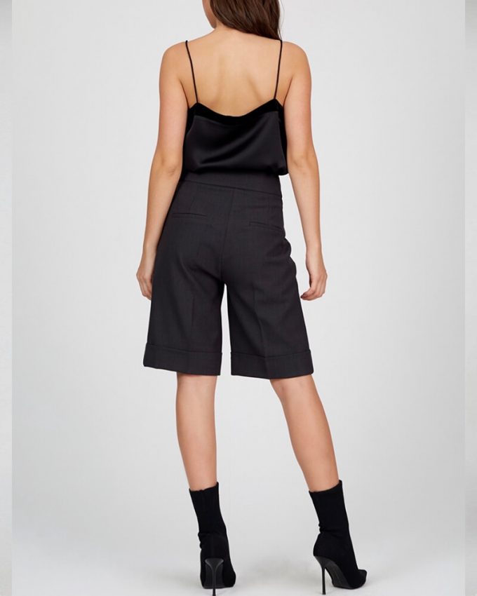 Γυναικείο παντελόνι βερμούδα μέχρι το γόνατο σε φαρδιά γραμμή πολύ άνετη και πρακτική σε ανθρακί σκούρο χρώμα