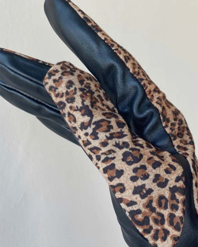δερμάτινα γάντια με animal print λεπτομέρεια