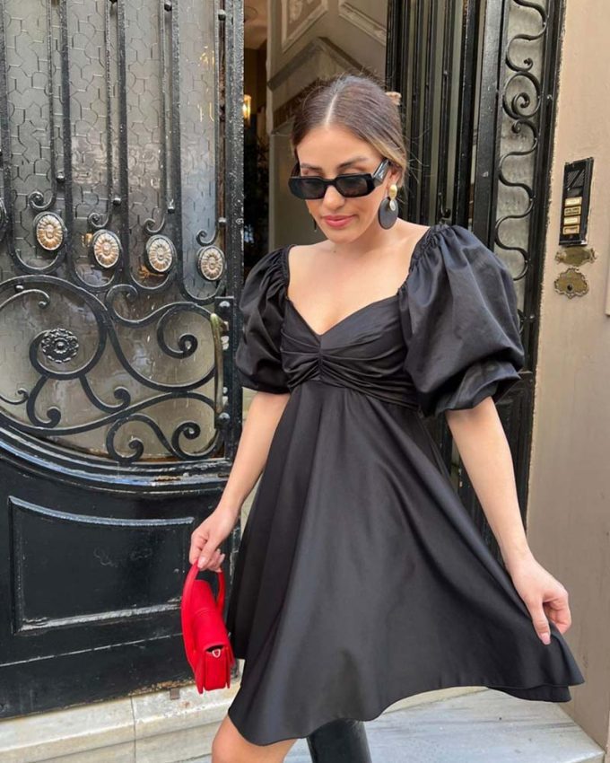 Μαύρο γυναικείο κοντό φόρεμα με φαρδιά μανίκια