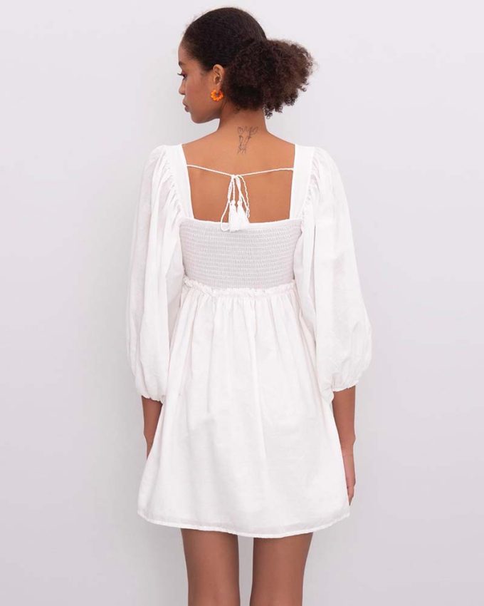 Άσπρο φορεματάκι με άνοιγμα στην πλάτη