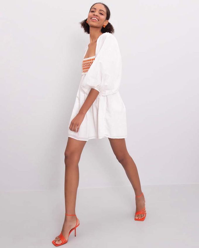 Άσπρο φορεματάκι με άνοιγμα στο στέρνο